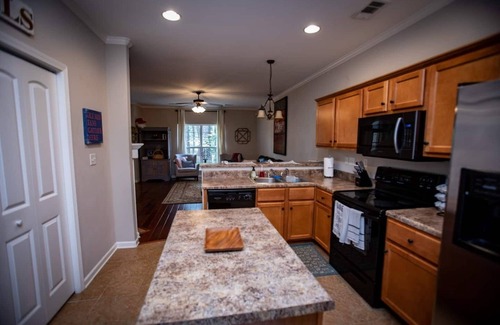 Oxford Condo | 4 BEDROOM 2.5 BATH CLOSE TO CAMPUS AND THE SQUARE.