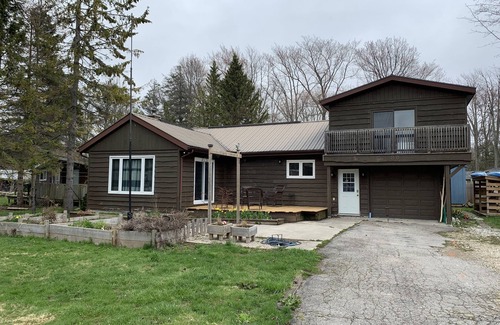 Huron-Kinloss Cottage | 4 bedroom 2.5 baths sleeps 10 Wifi and free parking