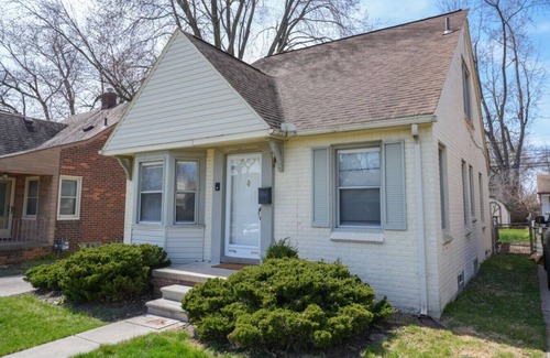 Dearborn House | 4 Bedroom 2 and a half bath that Sleeps 8 Near it all Ford Telegraph