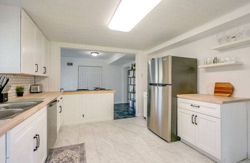 Craig Beach House | 4 Bedroom/2 bath Cozy Lake Milton Getaway with dock. 300 yards to the water!