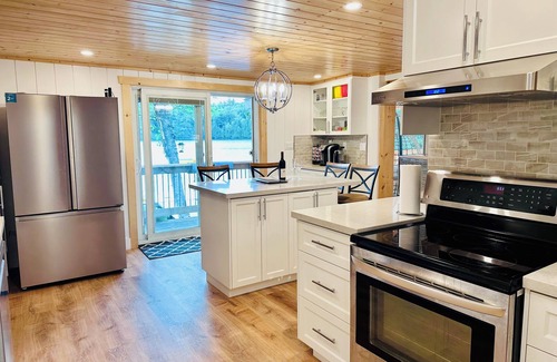 Lake of Bays Cottage | 4 Bedroom, 2 Bath Lakefront new renovated cottage in Muskoka