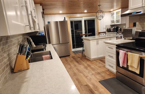Lake of Bays Cottage | 4 Bedroom, 2 Bath Lakefront new renovated cottage in Muskoka