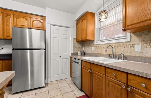 Dearborn House | 4 Bedroom 2 Bath Middle of it all Sleeps 8 plus