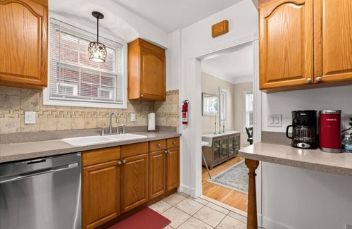 Dearborn House | 4 Bedroom 2 Bath Middle of it all Sleeps 8 plus