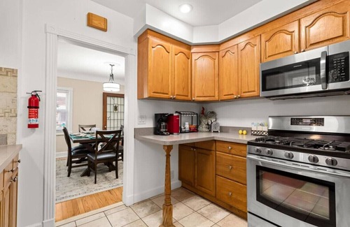 Dearborn House | 4 Bedroom 2 Bath Middle of it all Sleeps 8 plus