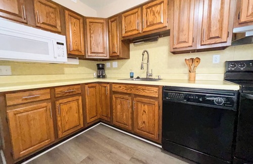 Anchor Bay Harbor Apartment | 4 Bedroom, 2 Bath, Sleeps 12, Boat Well, Close to boat launch and Selfridge ANG