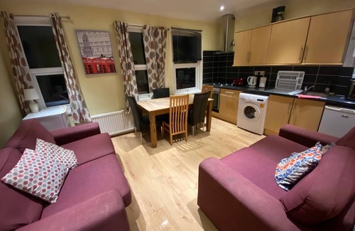 Lavender Fields Apartment | 4 Bedroom 2 Bathroom Apartment - 5 mins to tube station