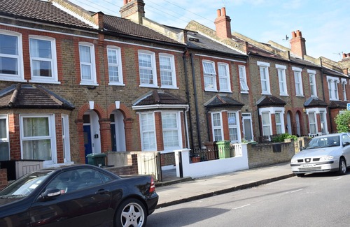 Lavender Fields Apartment | 4 Bedroom 2 Bathroom Apartment - 5 mins to tube station