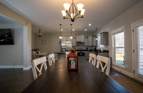Scottsboro House | 4 Bedroom 2 Bathroom Lake House Sleeps 10 on Lake Guntersville