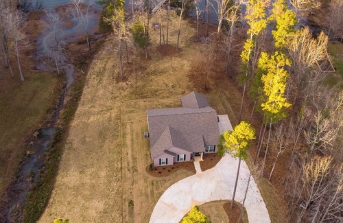 Scottsboro House | 4 Bedroom 2 Bathroom Lake House Sleeps 10 on Lake Guntersville