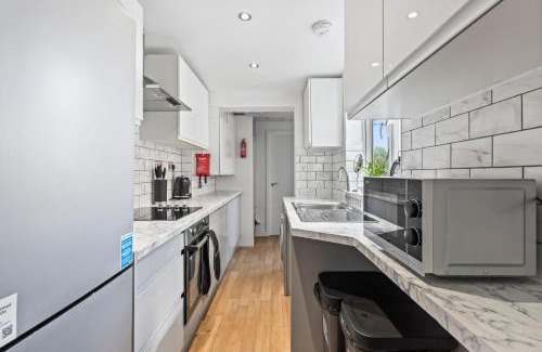 Newcastle-Under-Lyme House | 4 Bedroom, 2 Bath in NewCastle Town Centre
