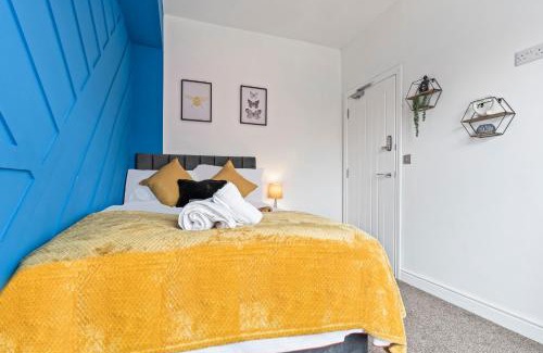 Newcastle-Under-Lyme House | 4 Bedroom, 2 Bath in NewCastle Town Centre