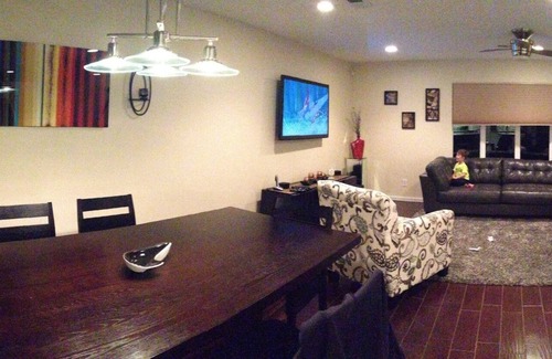 Onate House | 4 bedroom 2/ master home with hot tub, base of Sandia Mountains!