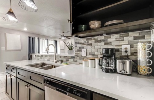 Kirby House | 4-bedroom-20 minutes from Airport & Riverwalk Space for everyone bring them all!