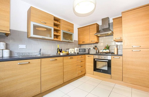 Aylesbury House | 4 Bedroom 3.5 Bathroom House Free Parking Fast Wifi Smart TV