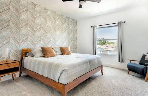 Near East Side House | 4 Bedroom 3 Bath Downtown Group Getaway Sleeps 12, Pet Friendly, Private Patio, Walk to Riverwalk, Alamo Dome & Southtown