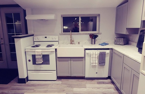 Riggins House | 4 Bedroom/3 Bath Upper Level Remodeled Shop, in town, fully loaded for up to 12!