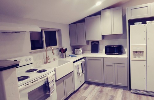 Riggins House | 4 Bedroom/3 Bath Upper Level Remodeled Shop, in town, fully loaded for up to 12!