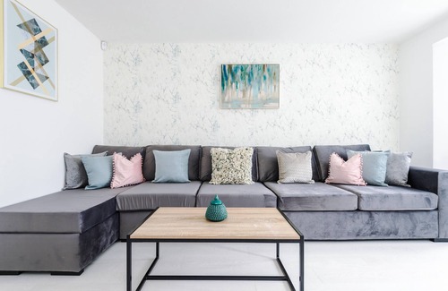 Belle Vue House | 4 Bedroom 3 Bathroom Contractor Home MCR