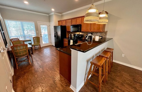 College Station House | 4 bedroom/4.5 bath luxury condominium 1 mile from the Texas A&M campus