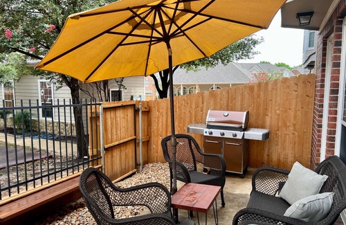 College Station House | 4 bedroom/4.5 bath luxury condominium 1 mile from the Texas A&M campus