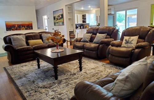 Hampden House | 4-bedroom 5 beds house with WiFi, AC and wheelchair accessible in Denver