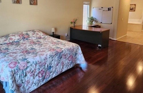 Henderson Apartment | 4 Bedroom 622578 by Houzlet