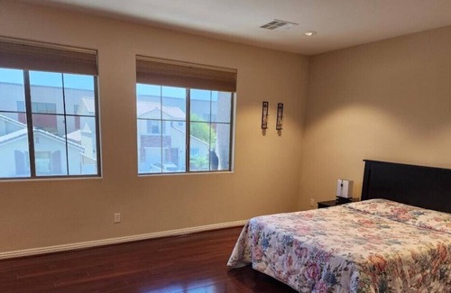 Henderson Apartment | 4 Bedroom 622578 by Houzlet