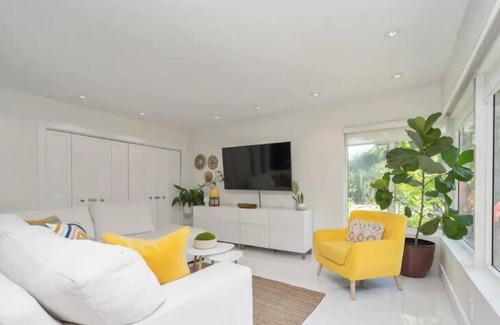 Glenvar Heights Apartment | 4 Bedroom 630684 by Houzlet