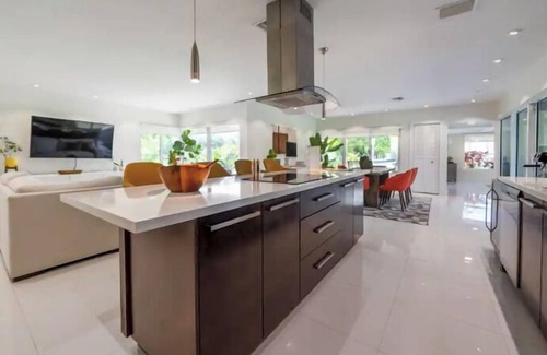 Glenvar Heights Apartment | 4 Bedroom 630684 by Houzlet