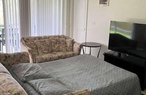 Sunshine Apartment | 4 Bedroom 660042 by Houzlet