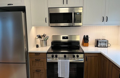 Ramara Cottage | 4 Bedroom, 7 bed Cottage - Sand and Crystal Clear Water, Lake Simcoe, Orillia