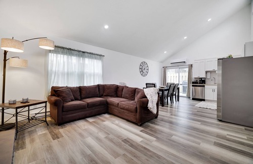 East Stroudsburg House | 4 Bedroom/8 miles from Camelback/Hot Tub/2 Fire Pits/Fireplace/Game Room!