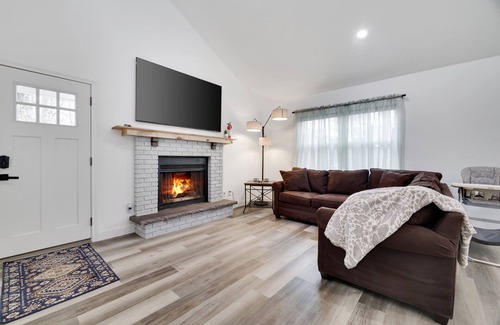 East Stroudsburg House | 4 Bedroom/8 miles from Camelback/Hot Tub/2 Fire Pits/Fireplace/Game Room!