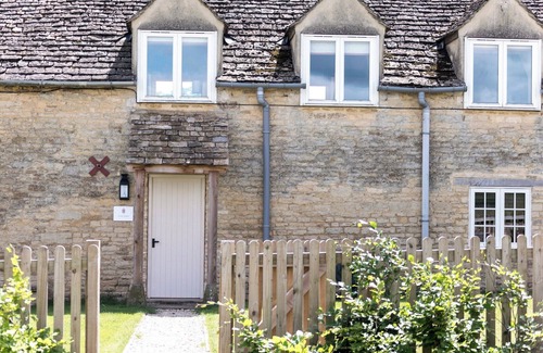 Ampney Crucis Cottage | 4 bedroom accommodation in Ampney Crucis, near Cirencester
