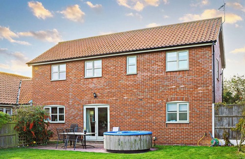 Irstead Cottage | 4 bedroom accommodation in Rollesby, near Winterton-on-Sea