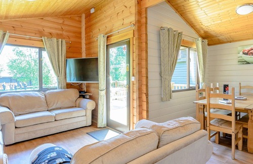 Edwinstowe Cabin | 4 bedroom accommodation in Sherwood Forest, Rufford