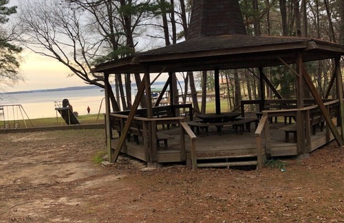 Flint House | 4 Bedroom Angel Lakehouse, Pet Friendly with TV in each room