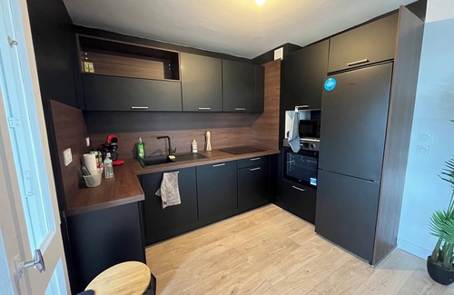 Bourg-les-Valence Apartment | 4 Bedroom Apartment, City Center