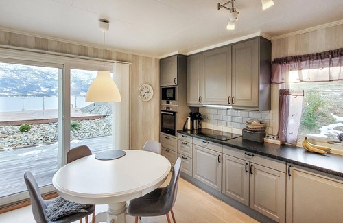 Hardangerfjord House | 4 bedroom awesome home in Tørvikbygd
