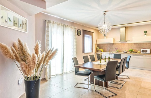 Heki House | 4 bedroom awesome home in Trosti