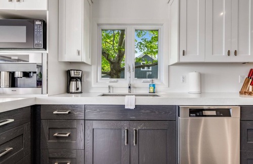 Kingsville House | 4 Bedroom Beach House Oasis with Salt Water Pool