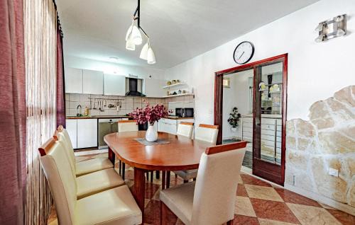 Medvinjak Apartment | 4 Bedroom Beautiful Apartment In Korcula