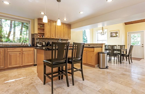 Intermountain House | 4 Bedroom + Bonus Room, Single Family Home, Huge Deck, Hot Tub, on the Bus Route