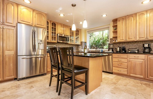 Intermountain House | 4 Bedroom + Bonus Room, Single Family Home, Huge Deck, Hot Tub, on the Bus Route