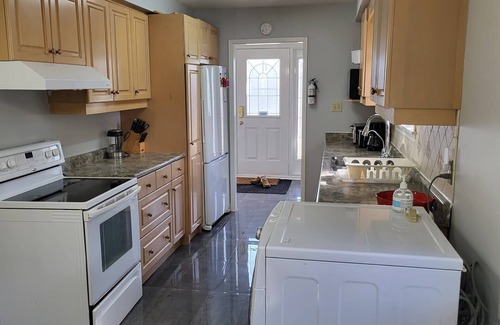 Cooksville House | 4 Bedroom Bungalow