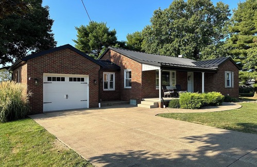 Sugarcreek House | 4-bedroom bungalow in charming Sugarcreek with WiFi and AC
