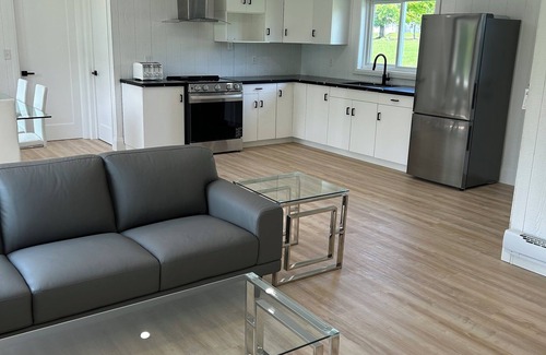 Isaacs Glen Cabin | 4-bedroom cabin in beautiful Kawartha Lakes with AC