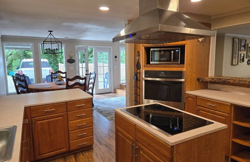 Lakeside Ski Chalet | 4-bedroom cabin in peaceful Lakeside Oregon