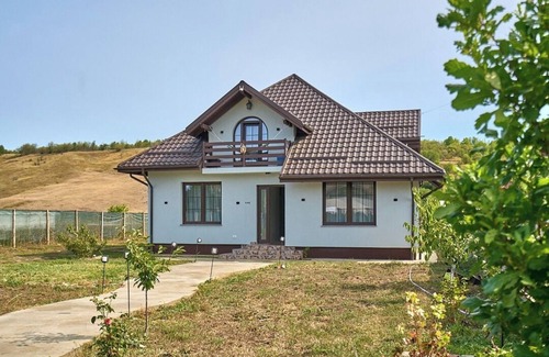 Letcani Ski Chalet | 4-bedroom chalet in enchanting Piatra Neamt with AC, WiFi. Relax and unwind